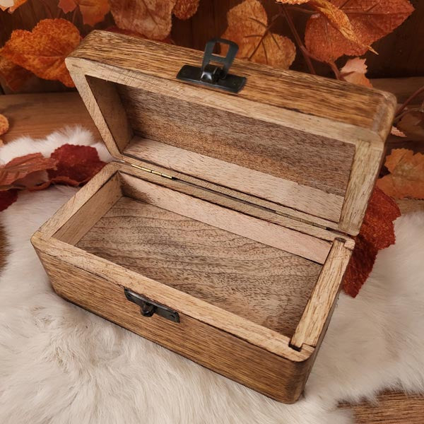 Holztruhe mit versteckter Schublade