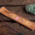 Räucherstäbchenhalter Namaste mit Rosenquarz aus Akazienholz