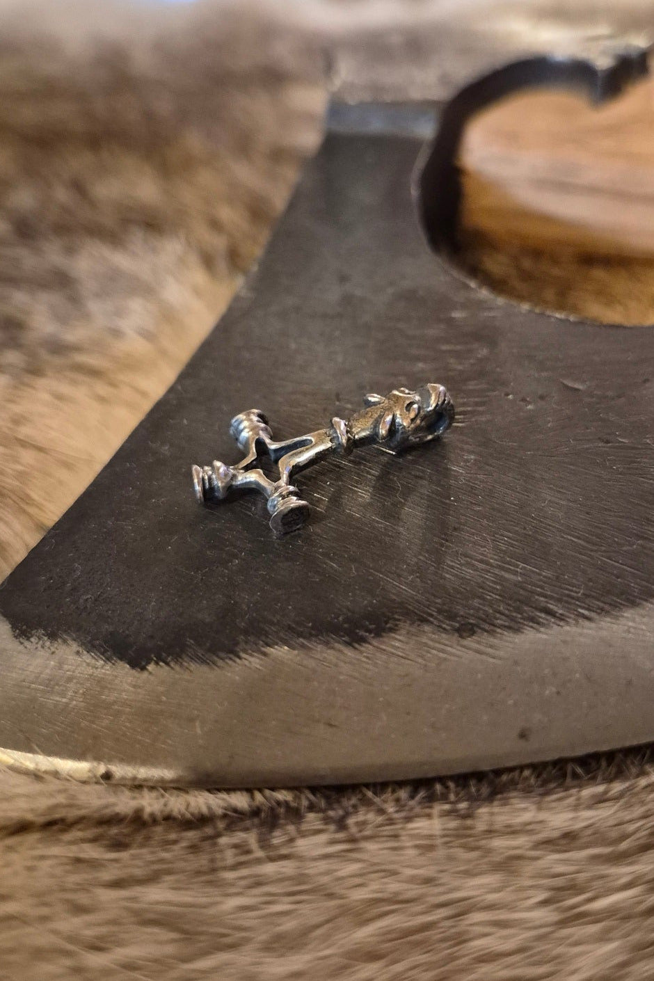 Seitenansicht kleines Wikinger Amulett Wolfskreuz aus Silber Öse