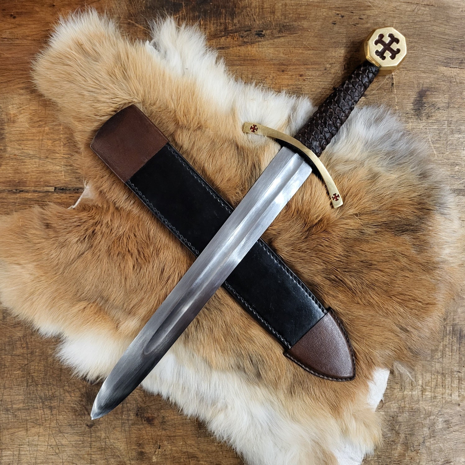 Crusader dagger with brass embellishments and leather scabbard - Decoration