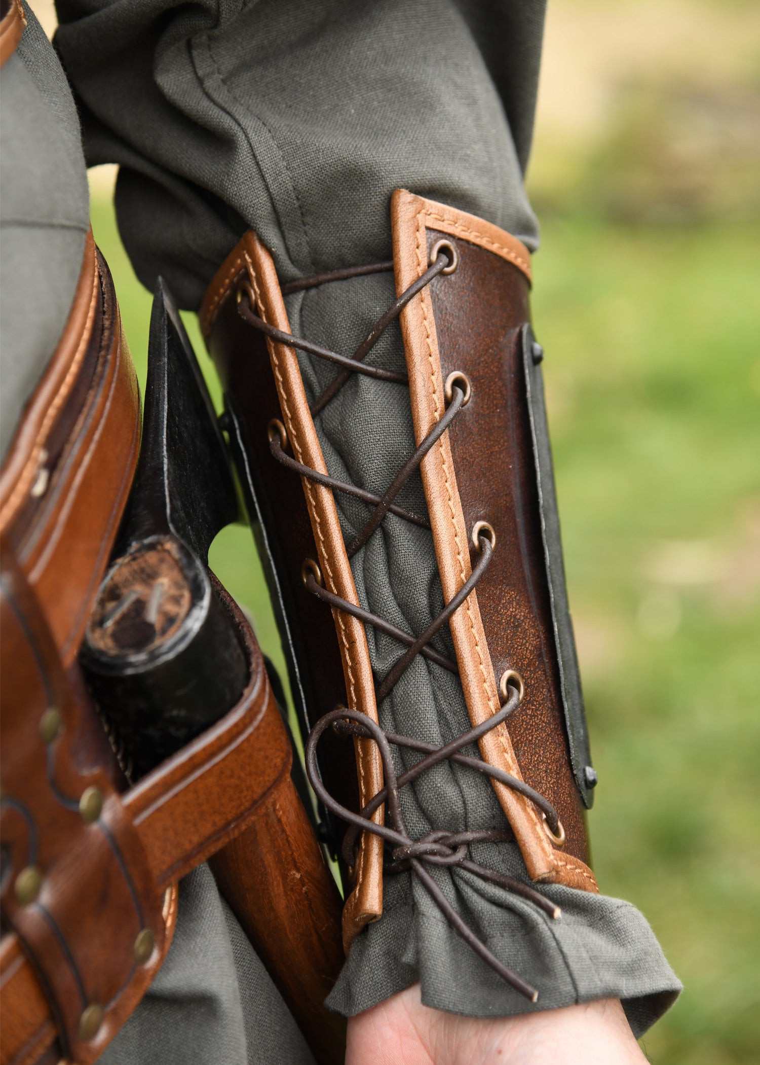 LARP Lederarmschützer mit Metallstreifen Paar