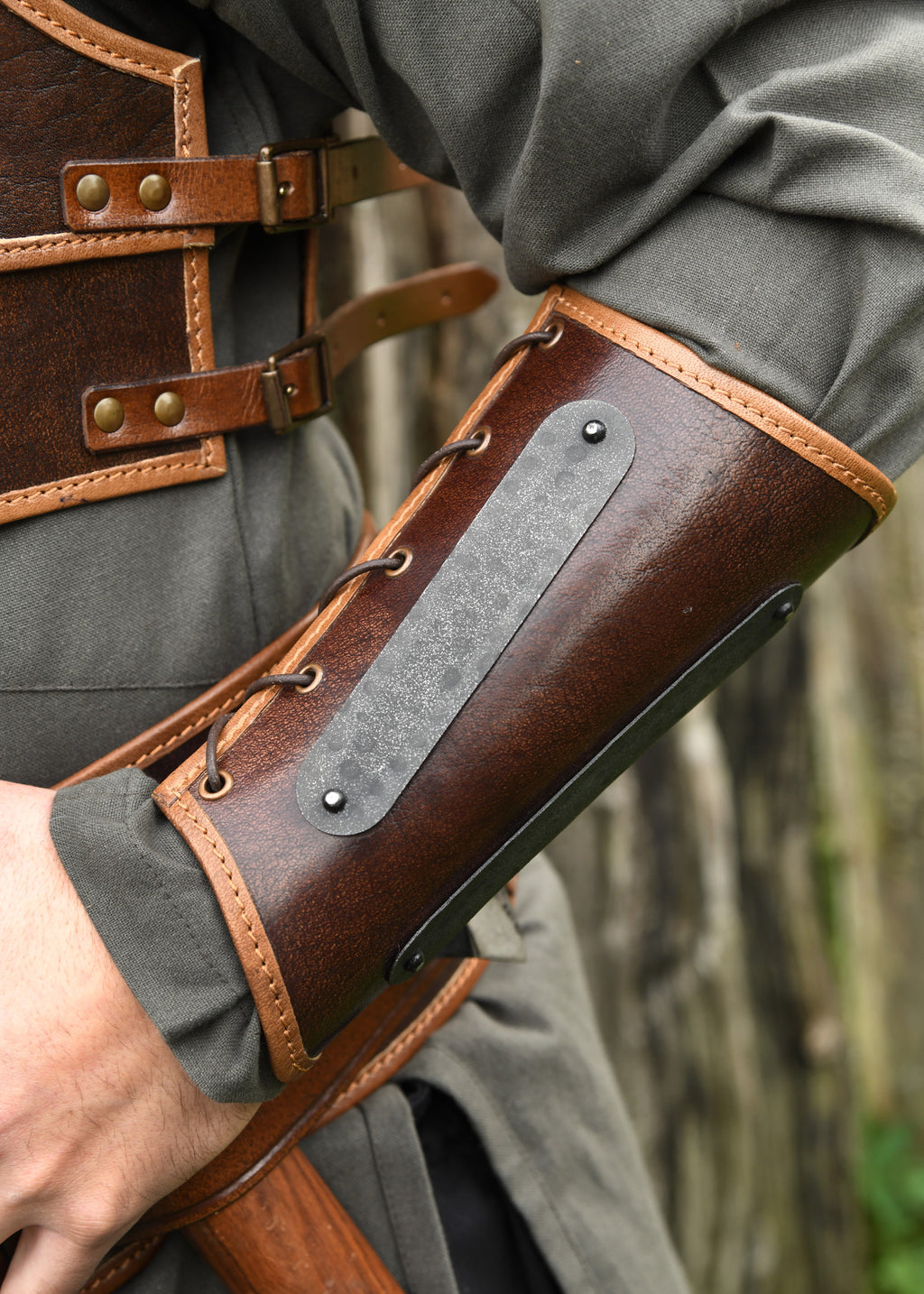 LARP Lederarmschützer mit Metallstreifen Paar