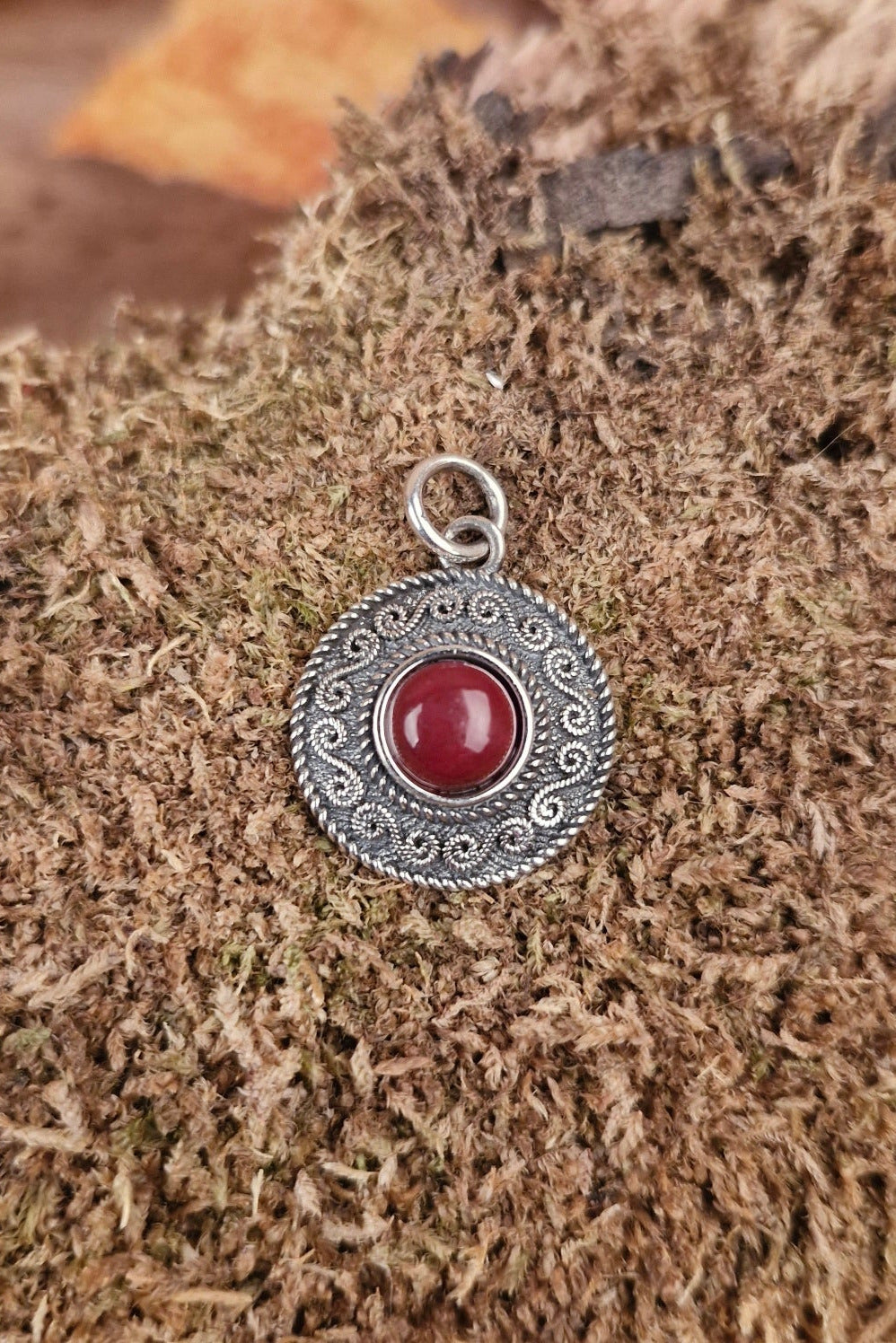LARP Silberamulett mit Spiralmuster und Halbedelstein