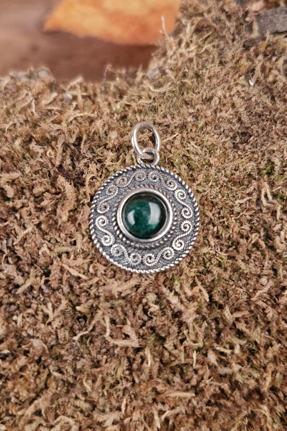 LARP Silberamulett mit Spiralmuster und Halbedelstein