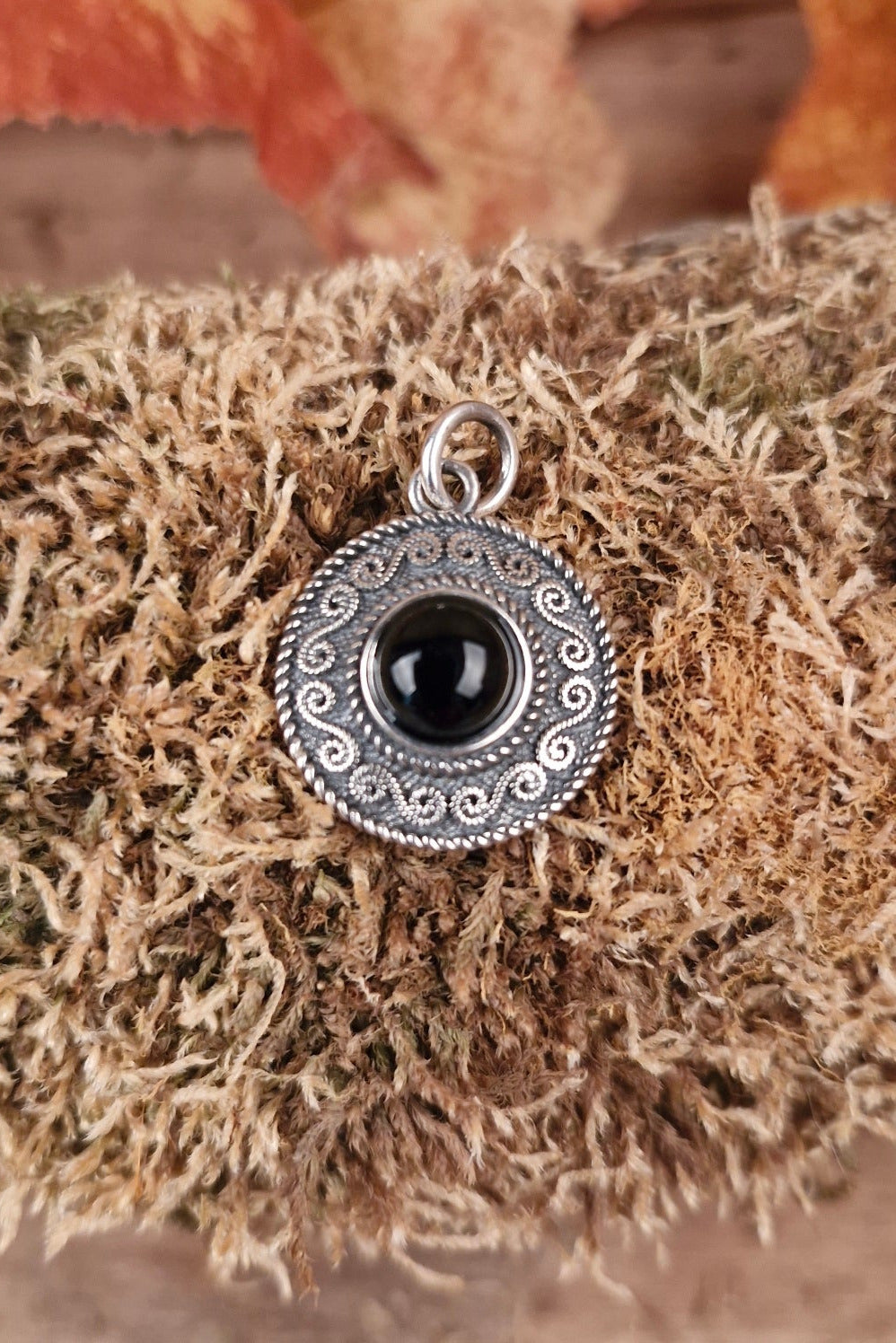 LARP Silberamulett mit Spiralmuster und Halbedelstein