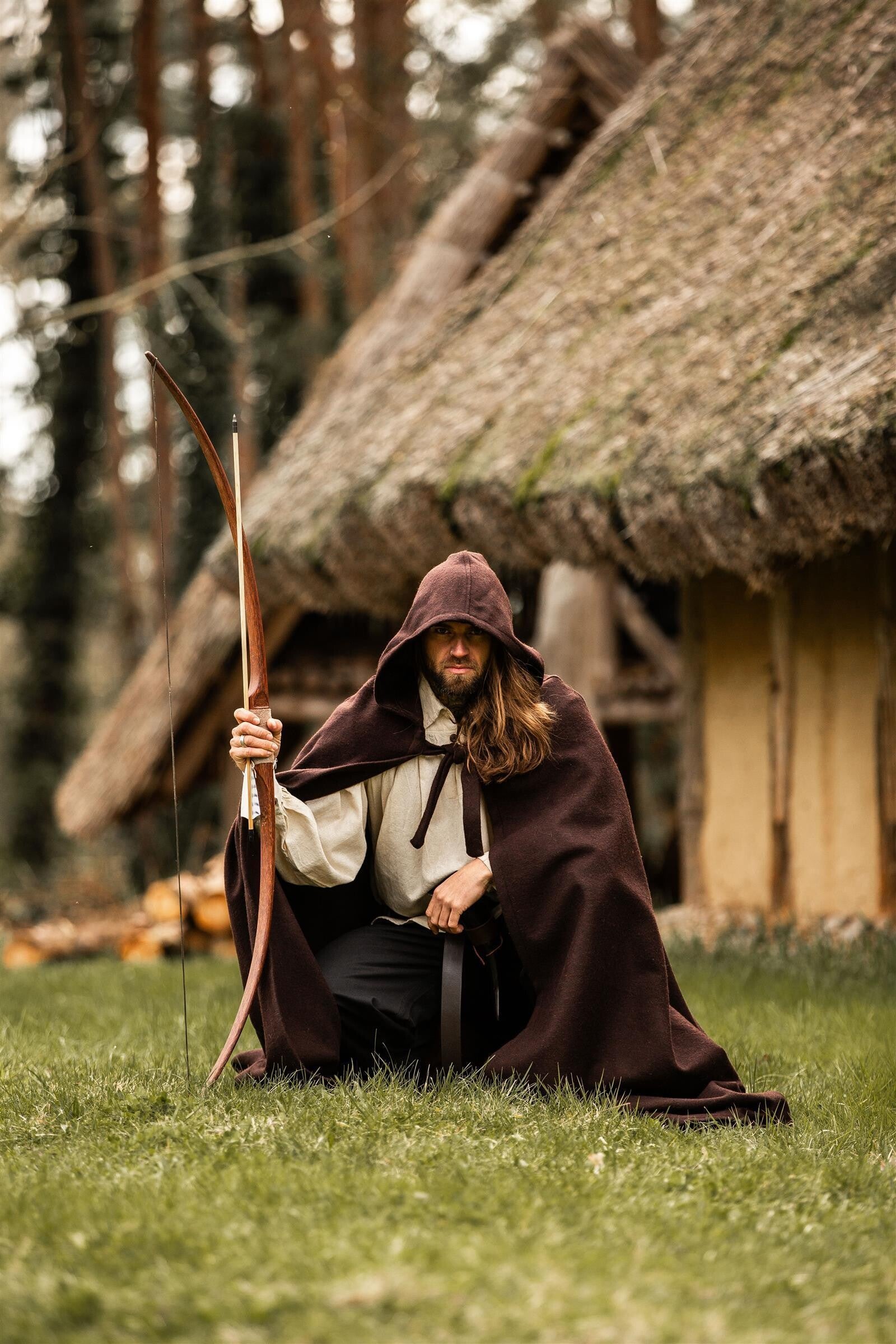 LARP Umhang langer Kapuze Wolle braun hockend