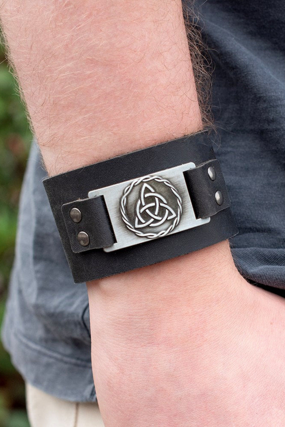 Lederarmband mit keltischem Triquetra Knoten schwarz