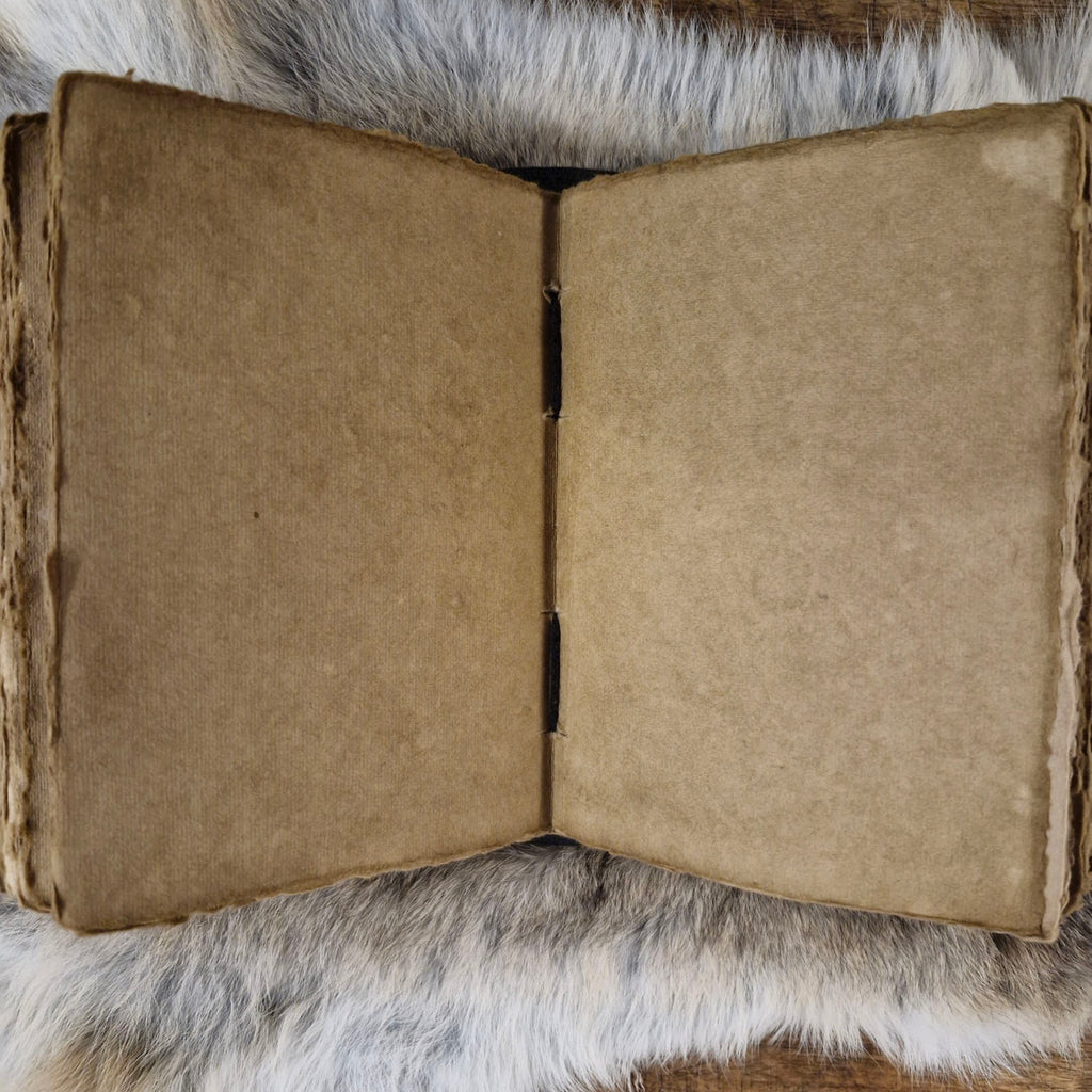Lederbuch Hirsch mit Riegelhaken
