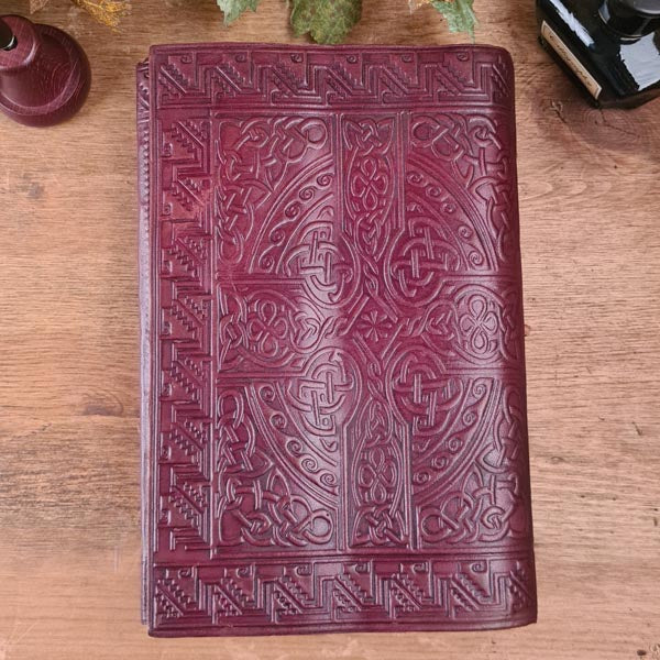Lederbuch mit mittelalterlichem Motiv
