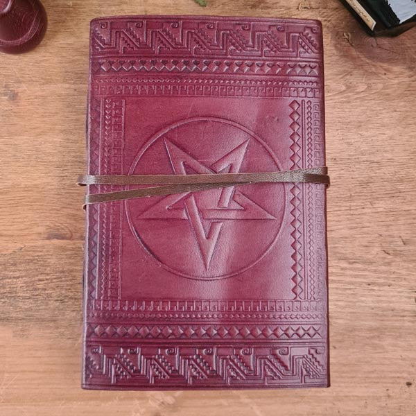 Lederbuch mit Pentagramm