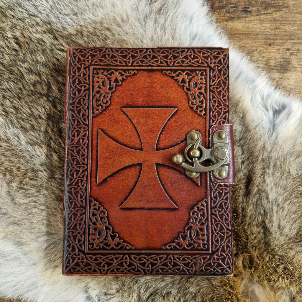 Lederbuch der Templer mit Riegelhaken