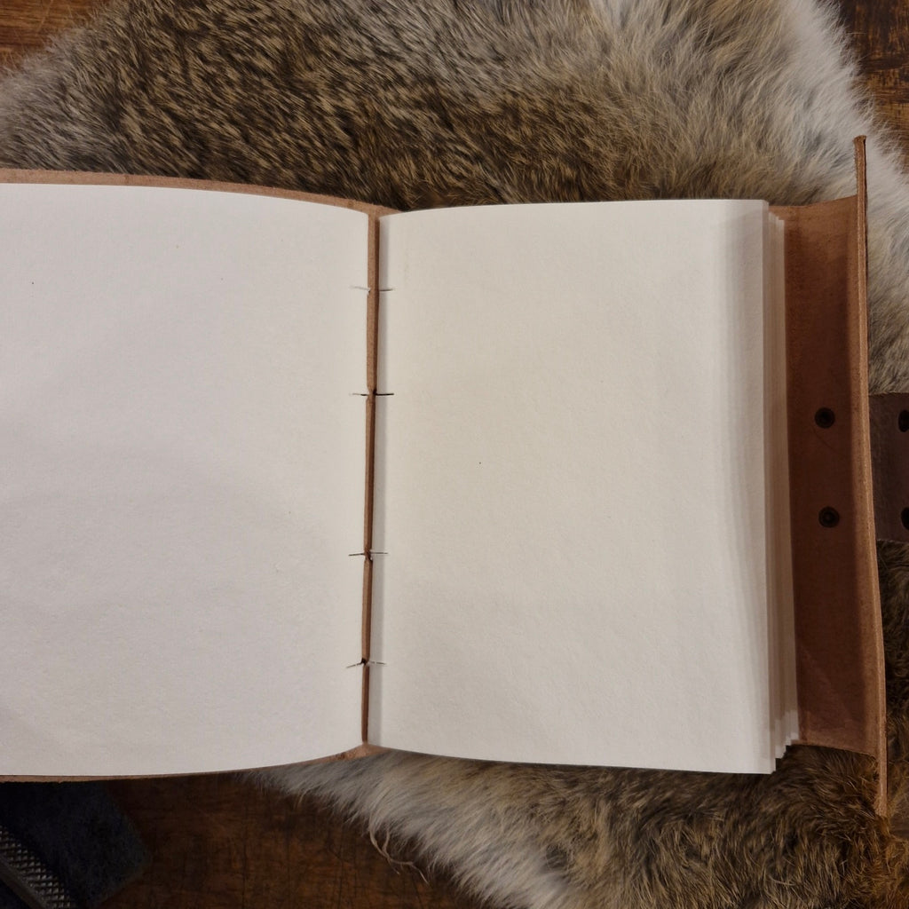 Lederbuch der Templer mit Riegelhaken