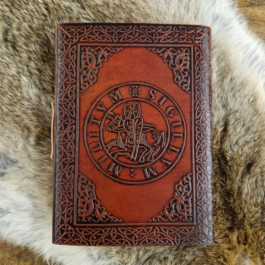 Lederbuch der Templer mit Riegelhaken