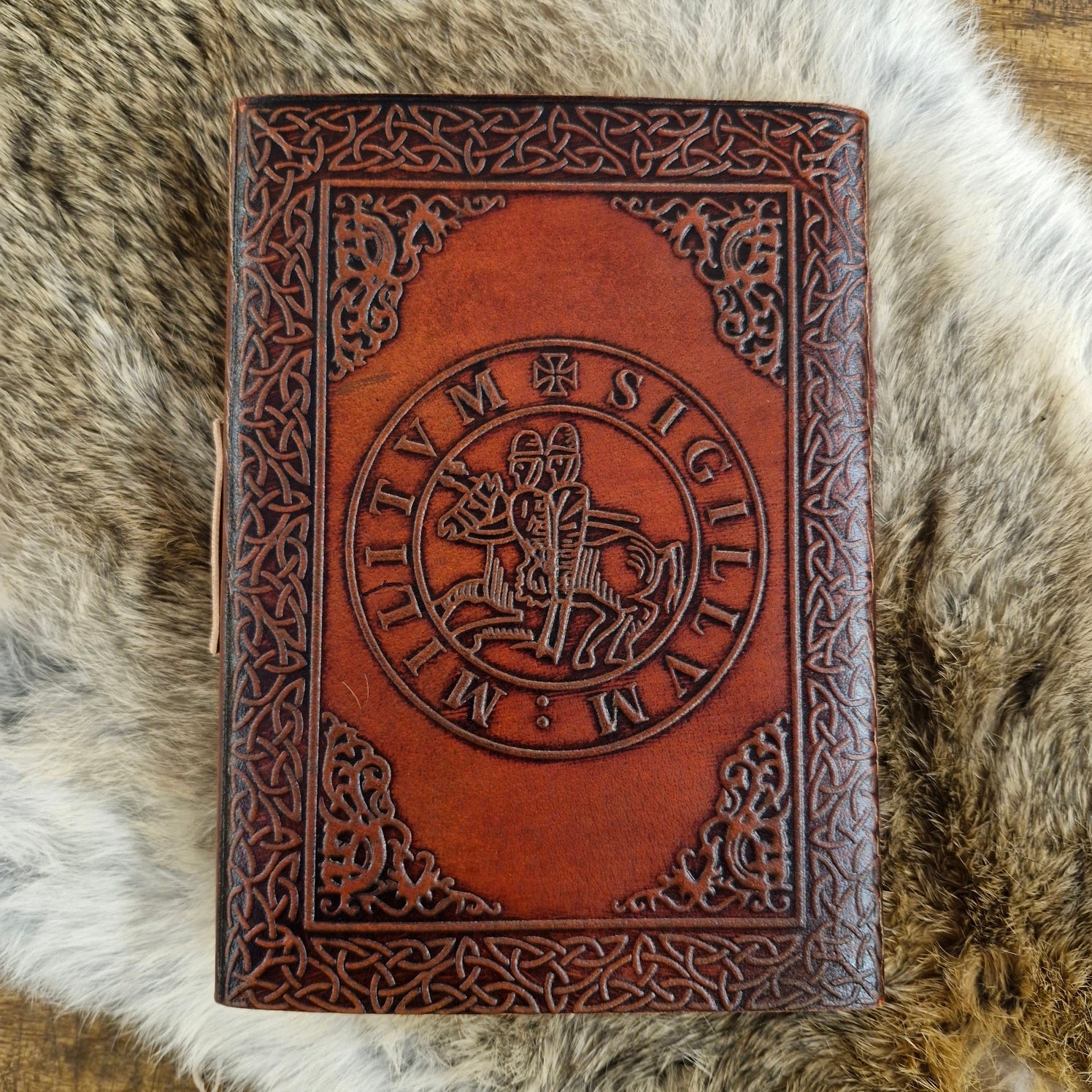 Lederbuch der Templer mit Riegelhaken