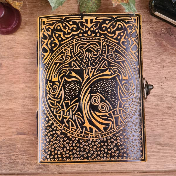 Lederbuch Yggdrasil mit Riegelhaken