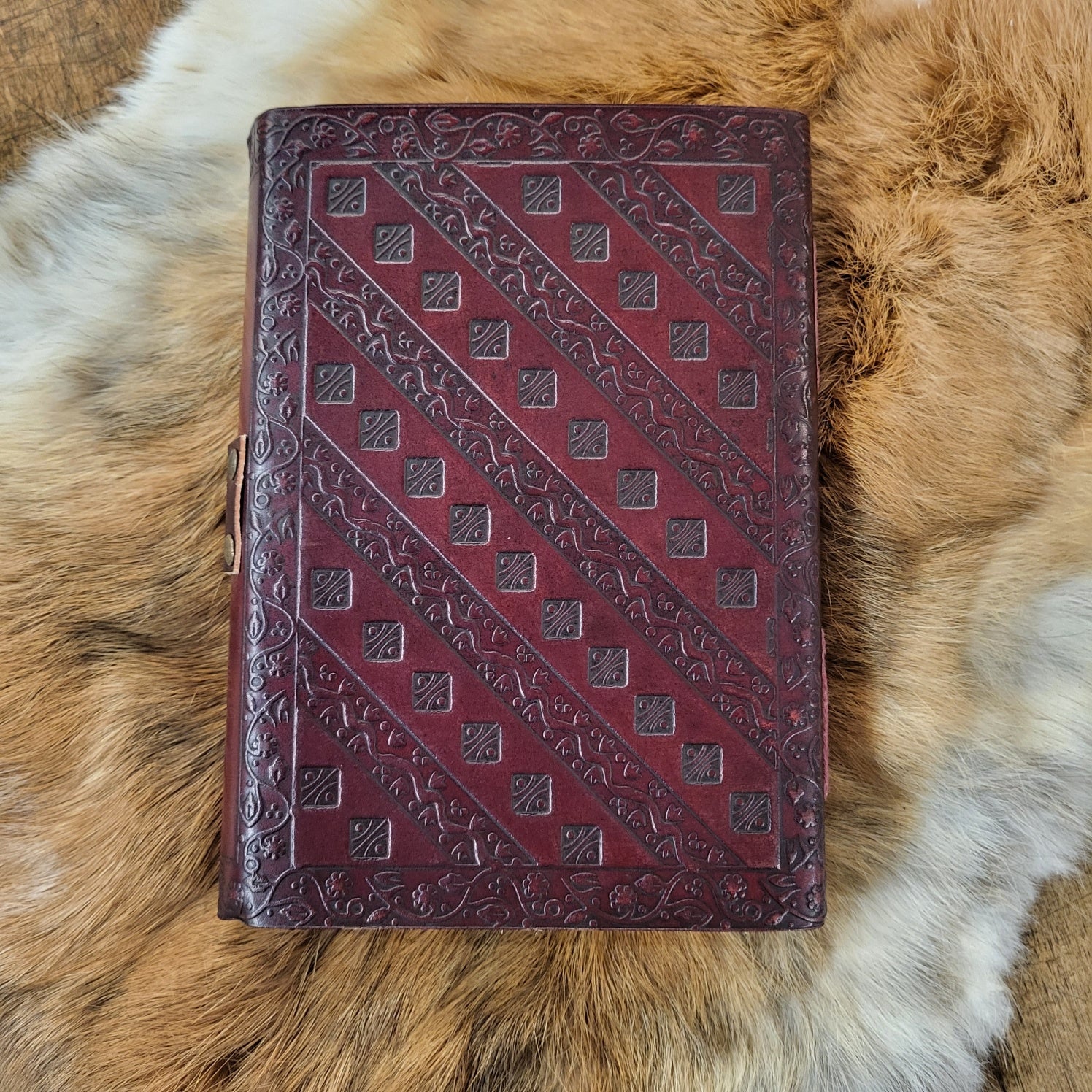 Lederbuch mit geprägten Lebensbaum und Verschluß