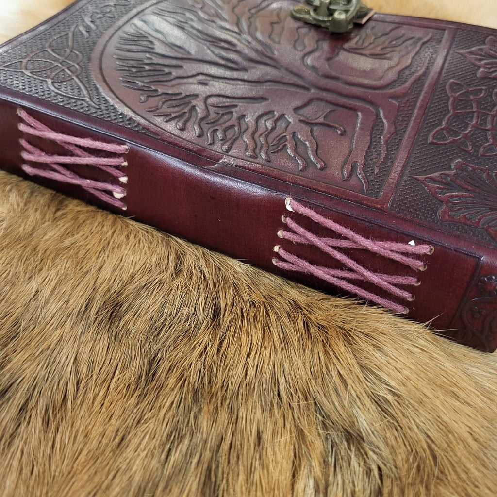 Lederbuch mit geprägten Lebensbaum und Verschluß