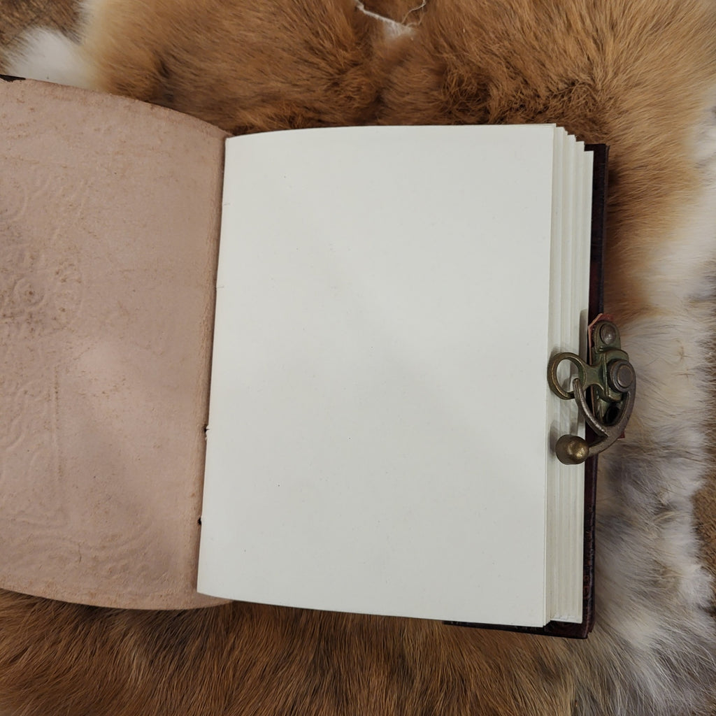 Lederbuch mit Keltenkreuz und Riegelhaken