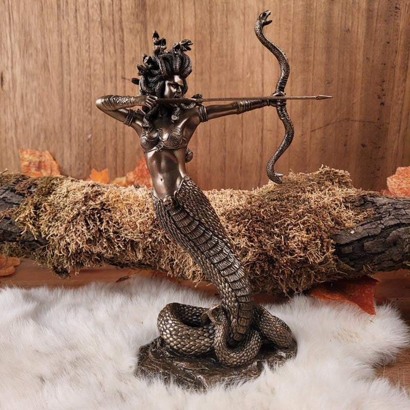 Medusa mit Bogen - bronziert