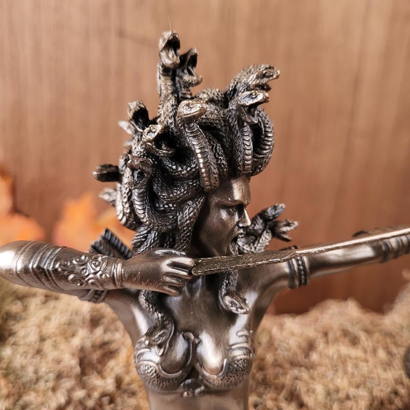 Medusa mit Bogen - bronziert