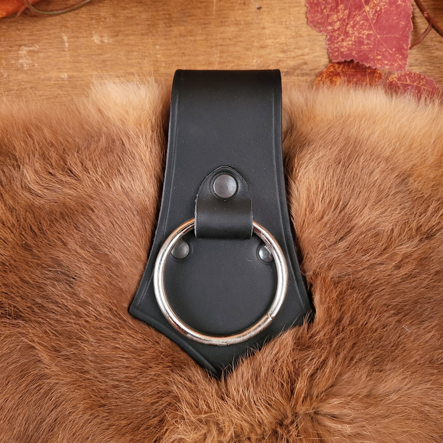 Mittelalter Axthalter aus Leder mit Metallring