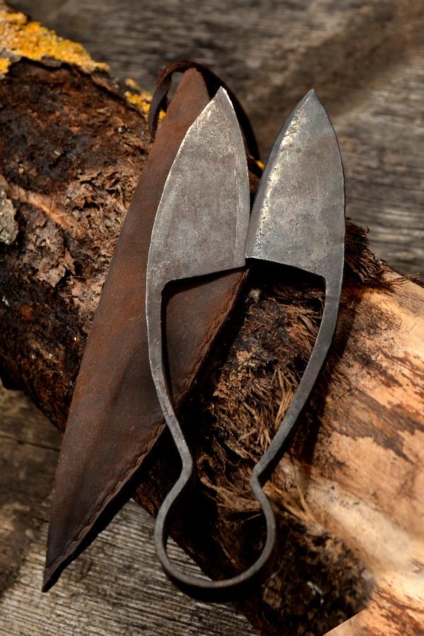 Mittelalter Bügelschere mit Ledertasche - handgeschmiedet