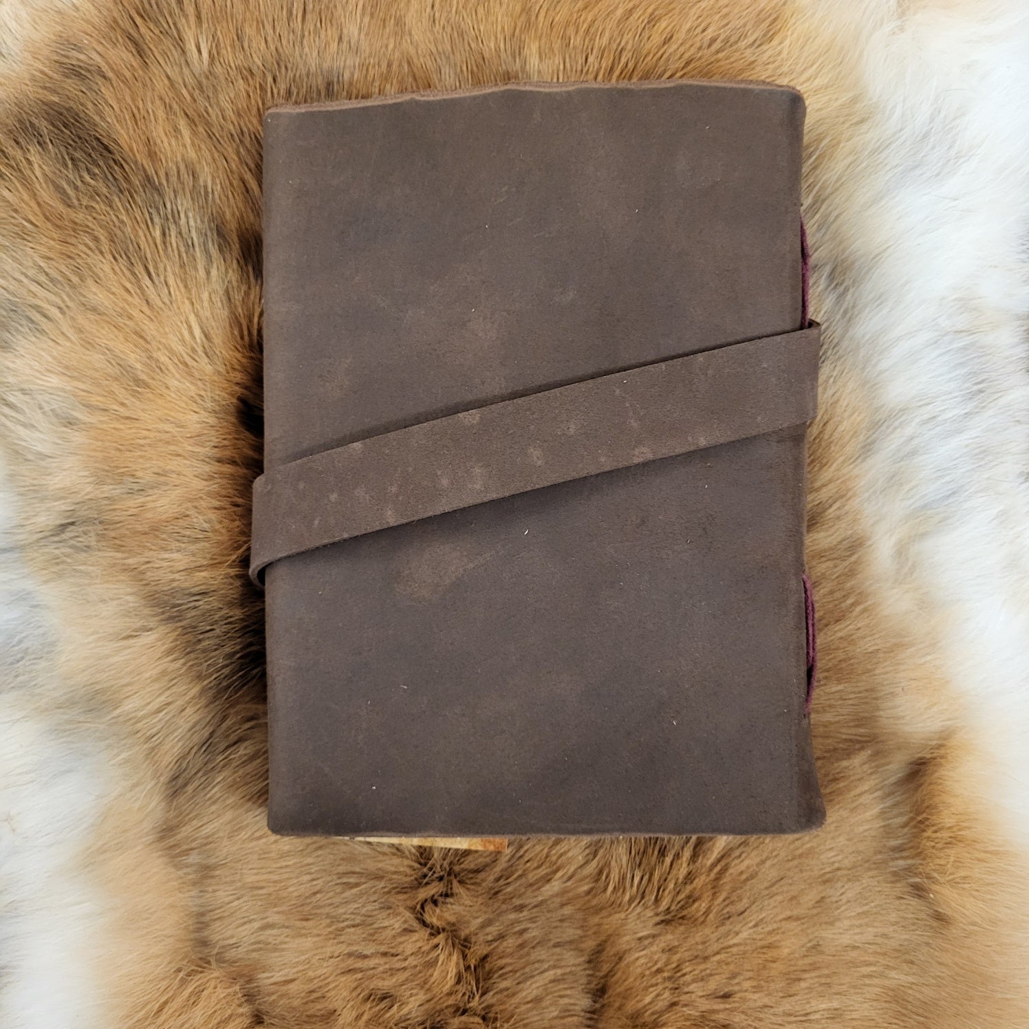 Notizbuch in Ledereinband und Lederriemen