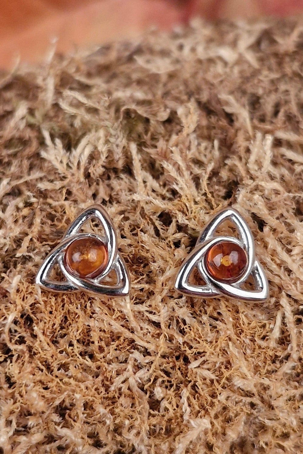 Ohrstecker Triquetra mit Bernstein aus Silber