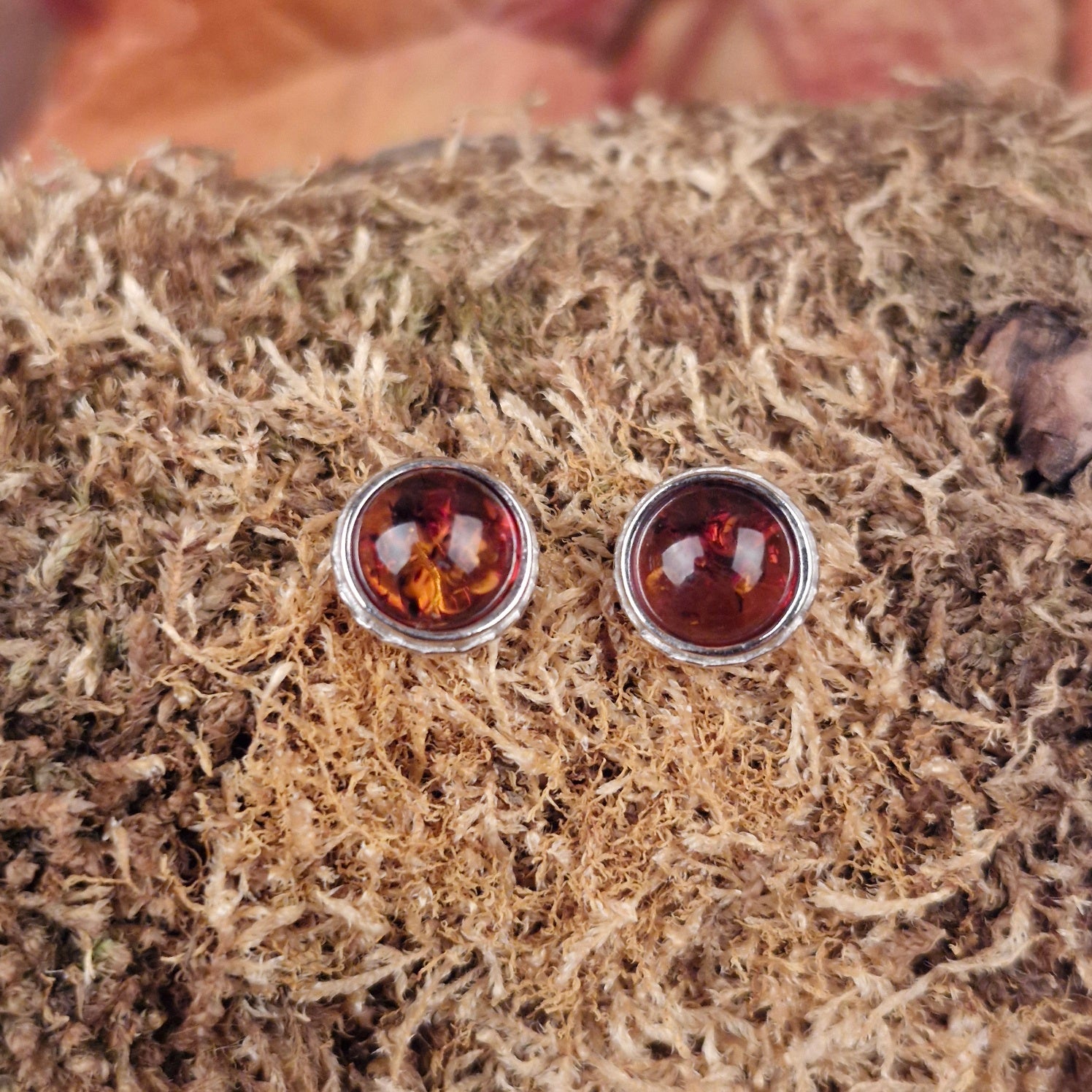 Stud earrings with round amber in rhodium-plated silver