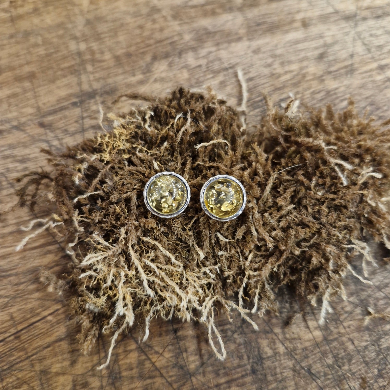 Stud earrings with round amber in rhodium-plated silver
