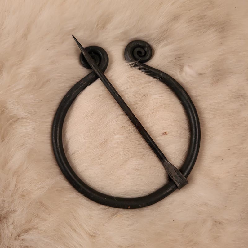 Omega Ringfibel aus Stahl - handgeschmiedet