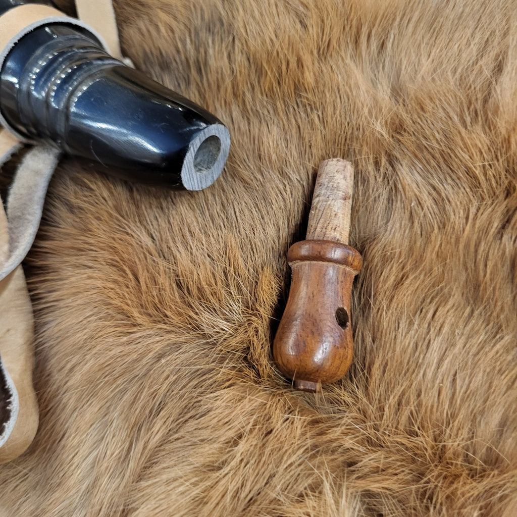 Pulverhorn mit Lederriemen und Holzverschluß
