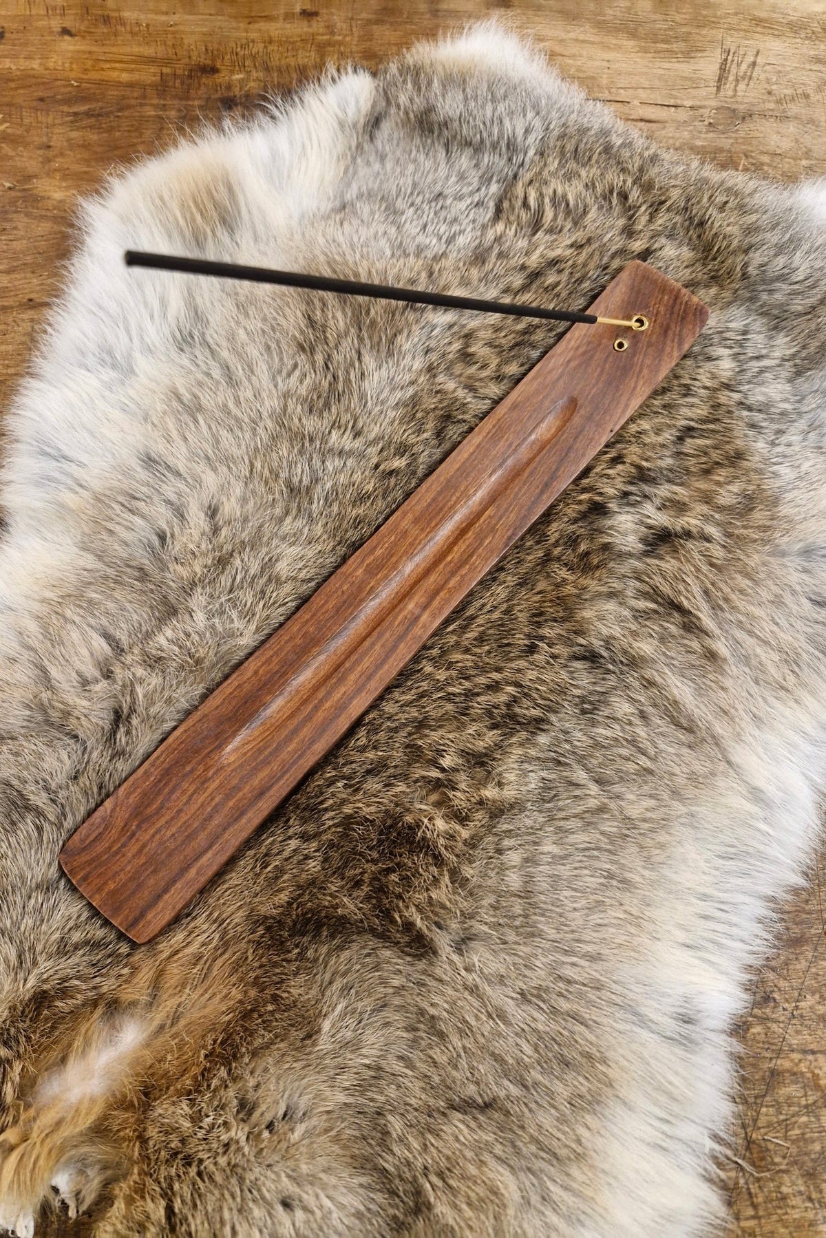 Einfacher Räucherstäbchenhalter aus Holz mit Räucherstäbchen