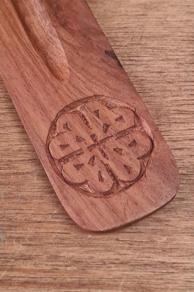 Räucherstäbchenhalter Knoten aus Holz Detail Knoten