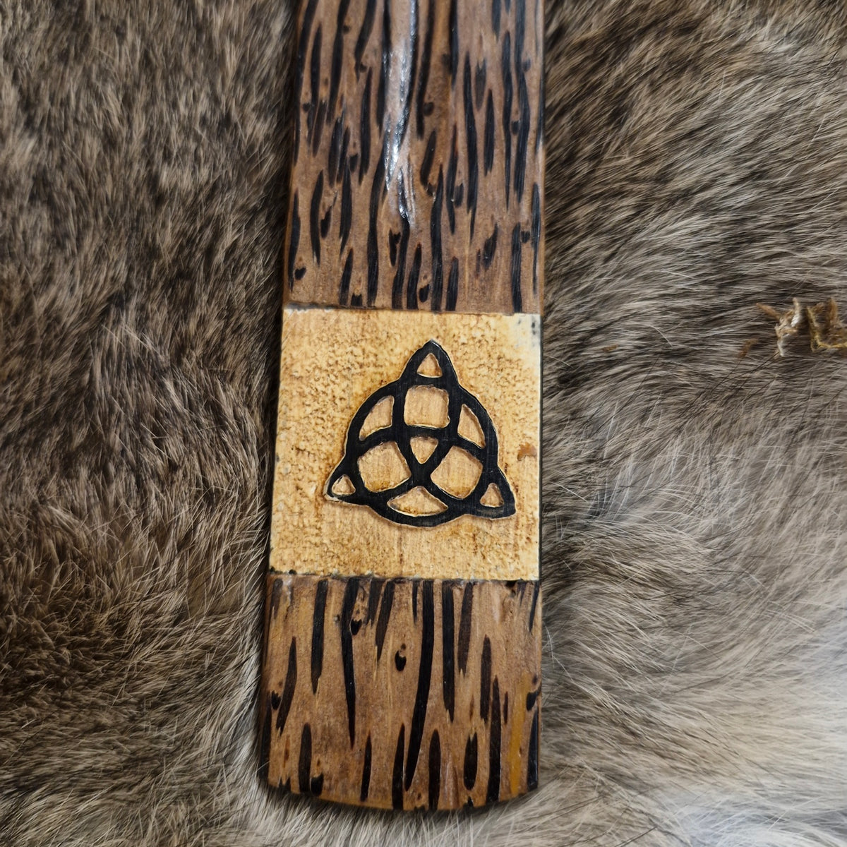 Räucherstäbchenhalter Taliesin Knoten aus Holz Detail 