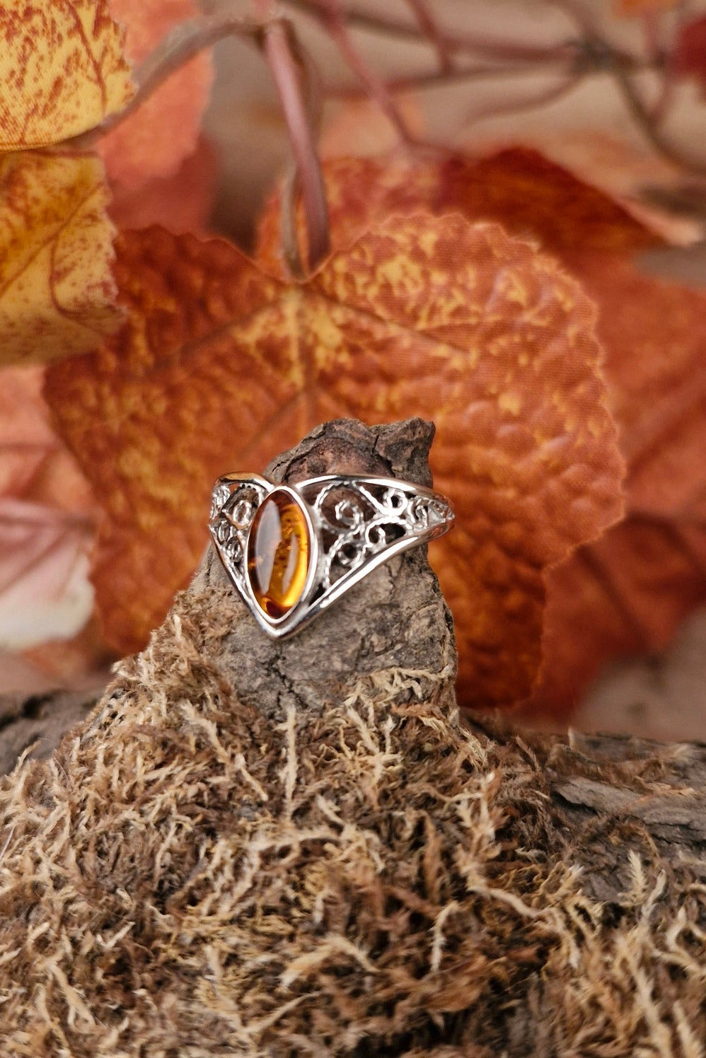 Noble ring with amber in rhodium-plated 925 silver