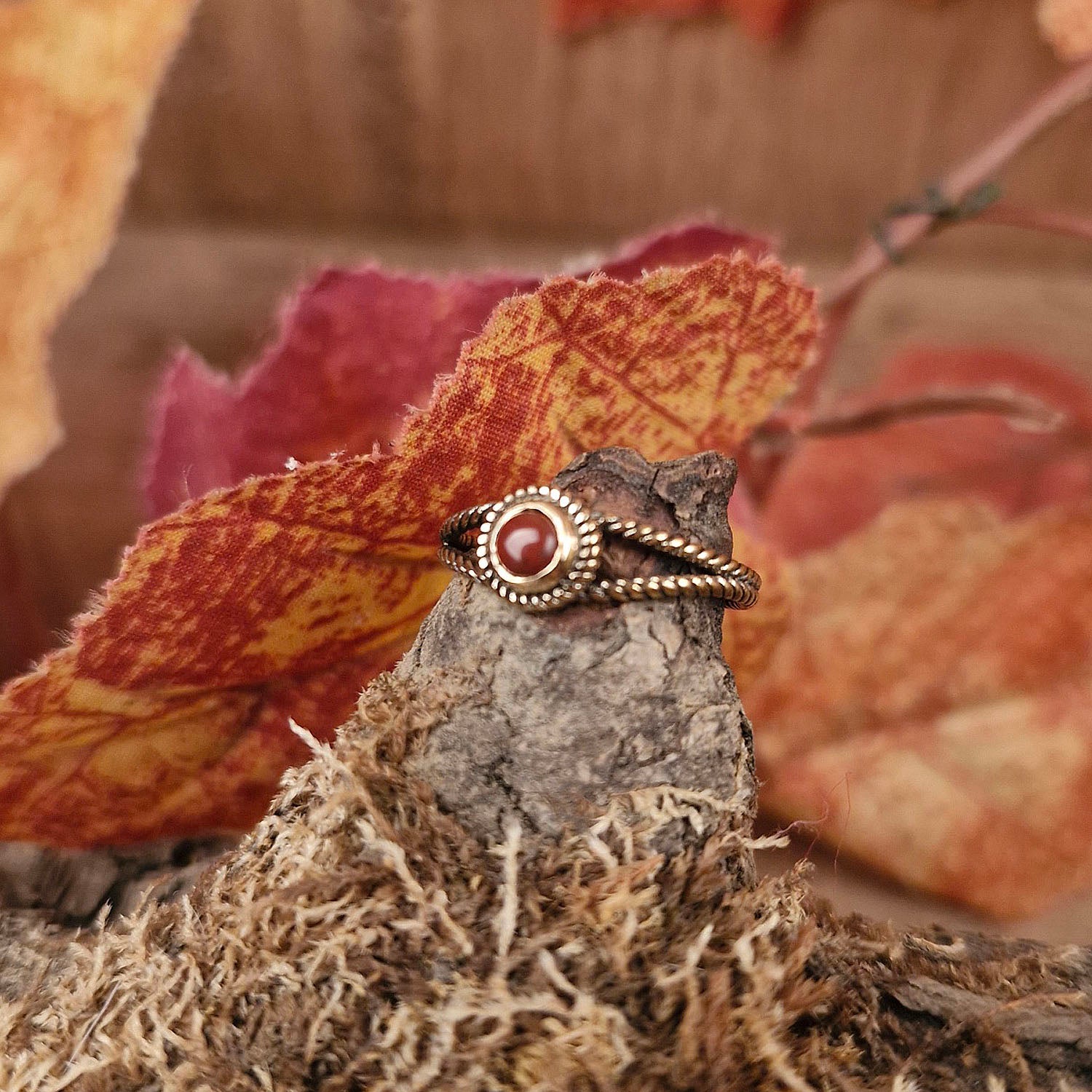 Ring turned with bronze stone