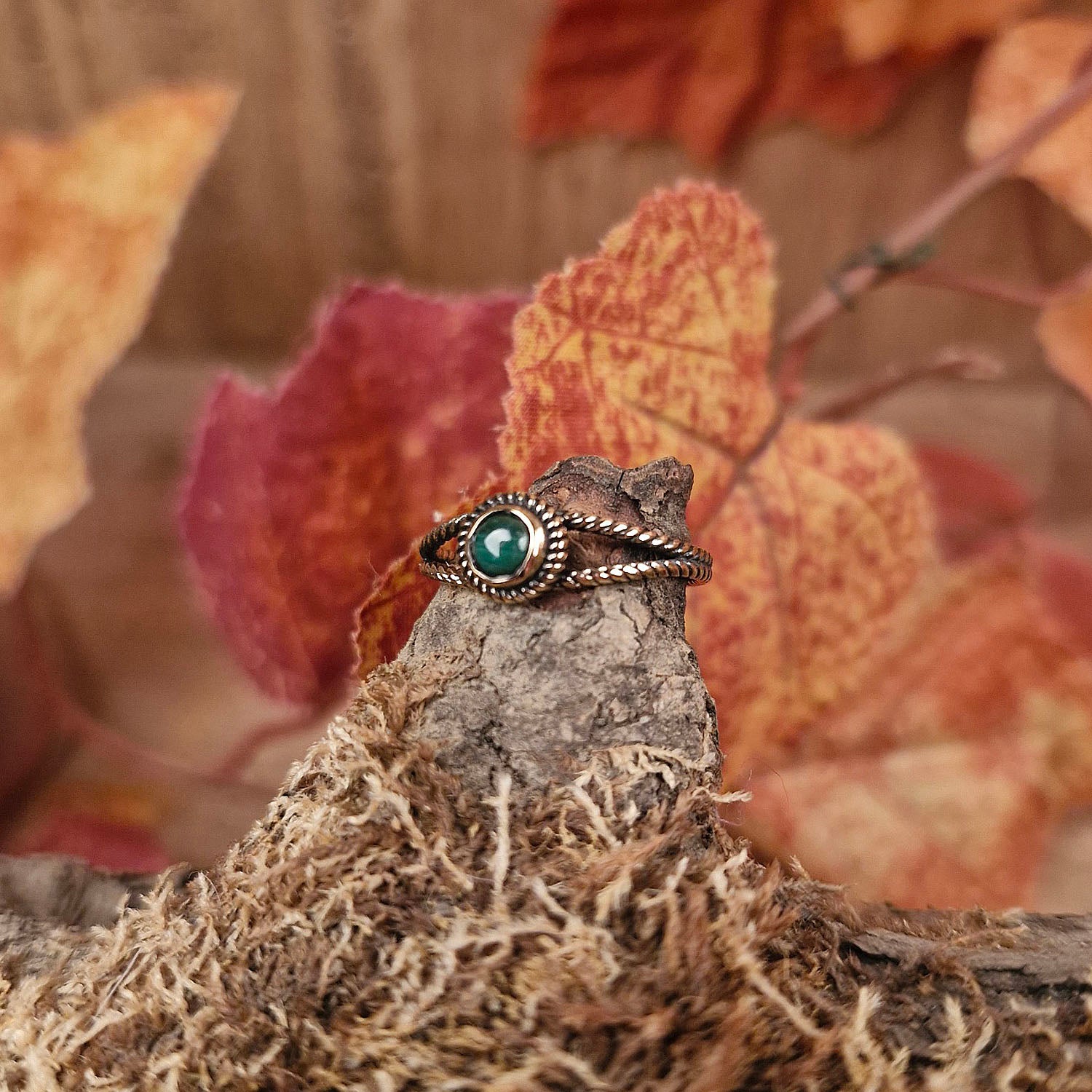 Ring turned with bronze stone