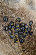 Runenset aus schwarzem Onyx