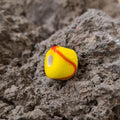 Rus Glasperle in Tonnenform gelb-rot