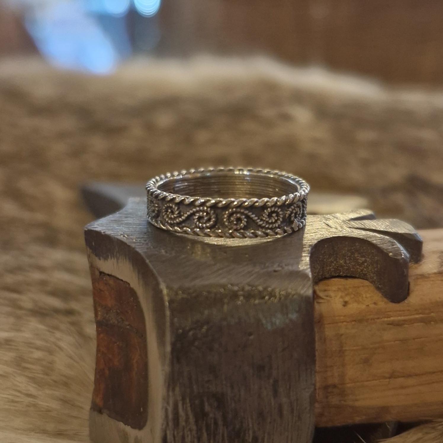 Schmaler Silberring mit Spiralmuster