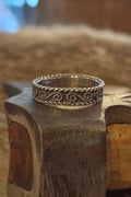 Schmaler Silberring mit Spiralmuster
