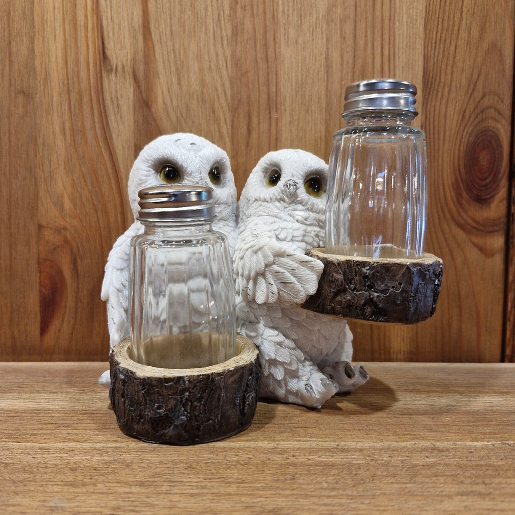 Schneeeule mit Salz- und Pfefferstreuer von Hand bemalt
