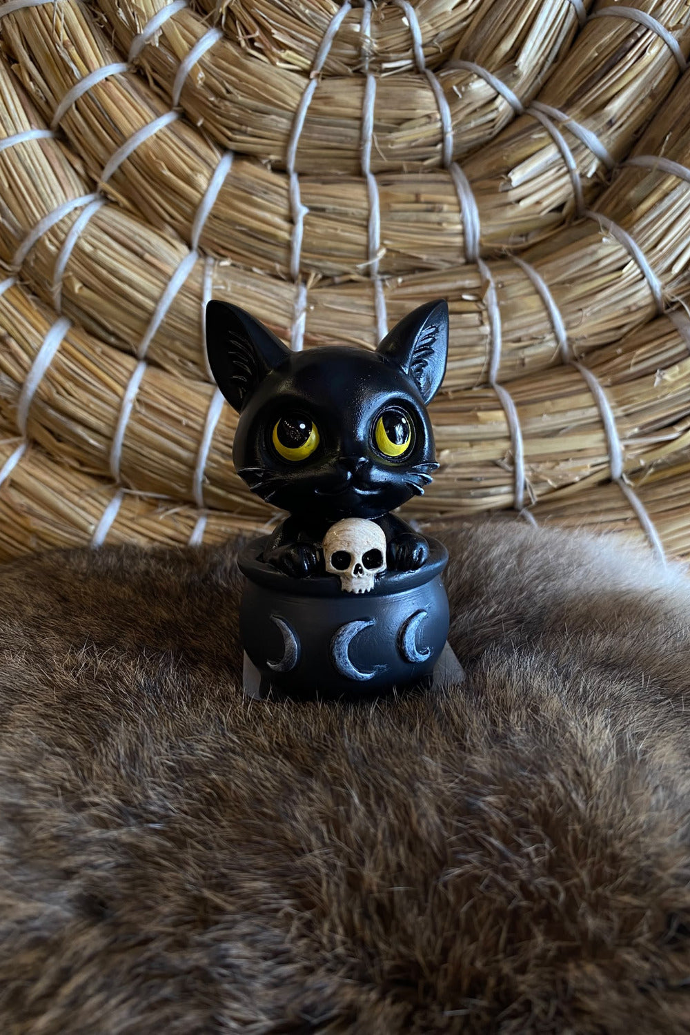 Schwarze Hexenkatze im Kessel – Handbemalte Dekofigur für magische Halloween-Momente