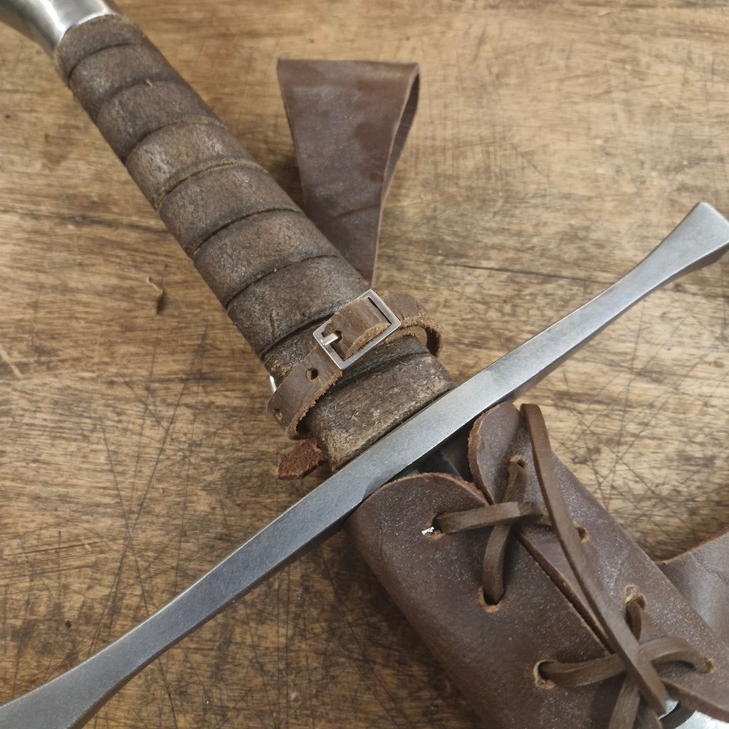 Schwerthalter mit Schnürung aus Leder mit Verschluss braun