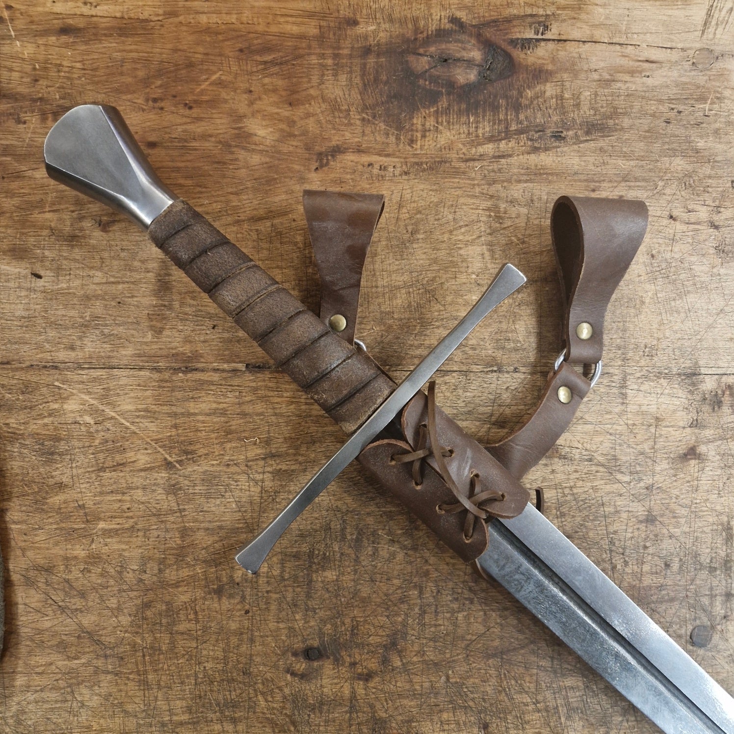 Schwerthalter mit Schnürung aus Leder mit Verschluss braun