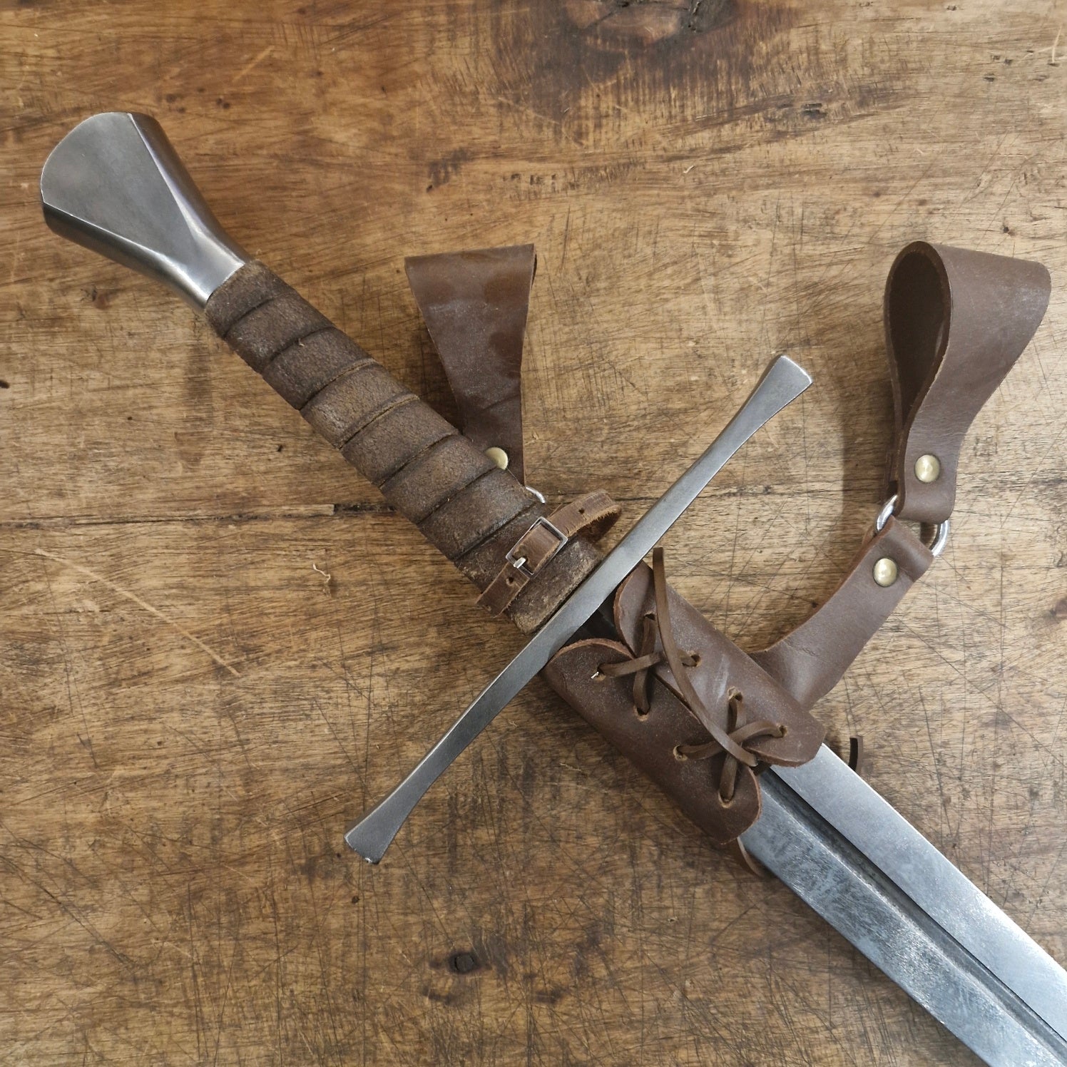 Schwerthalter mit Schnürung aus Leder mit Verschluss braun