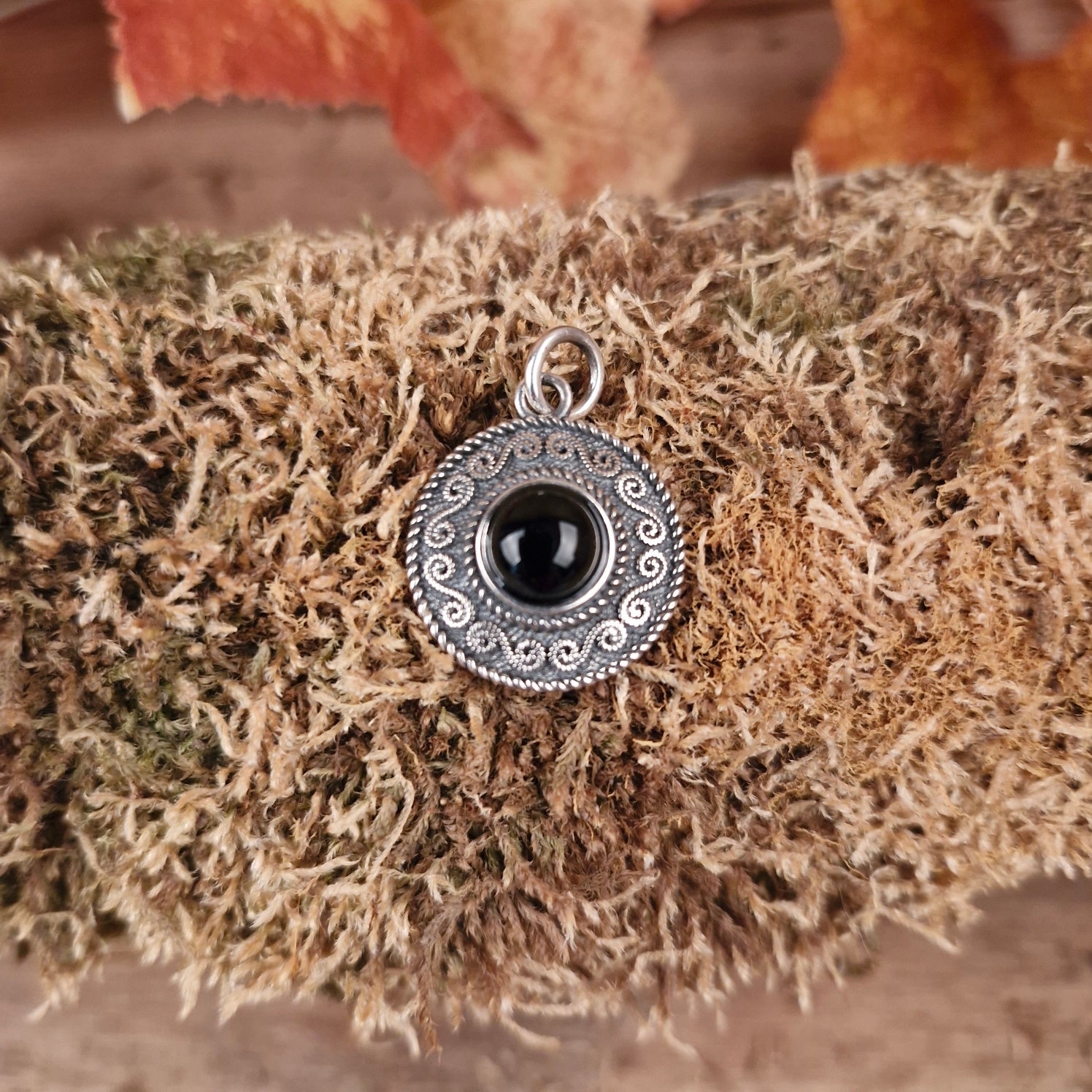 LARP Silberamulett mit Spiralmuster und Halbedelstein