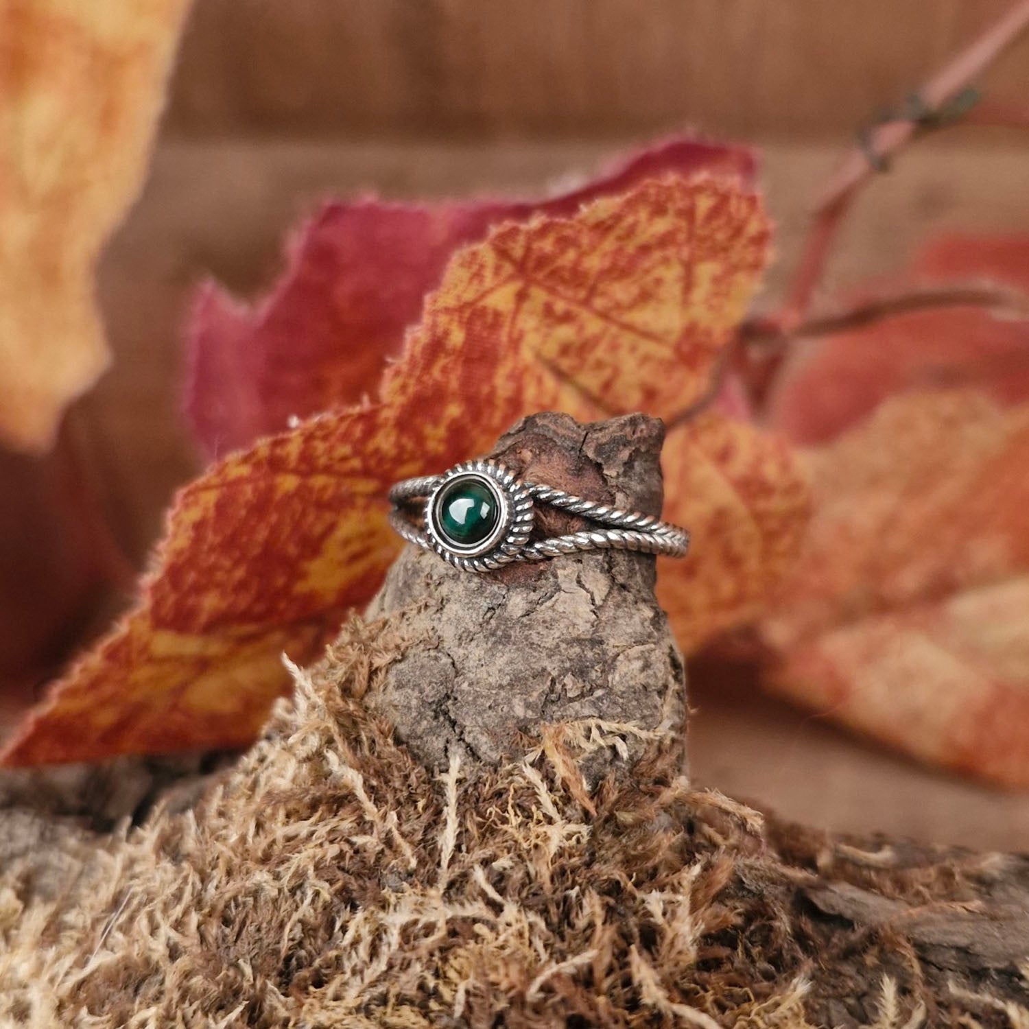 Silver twisted ring with stone