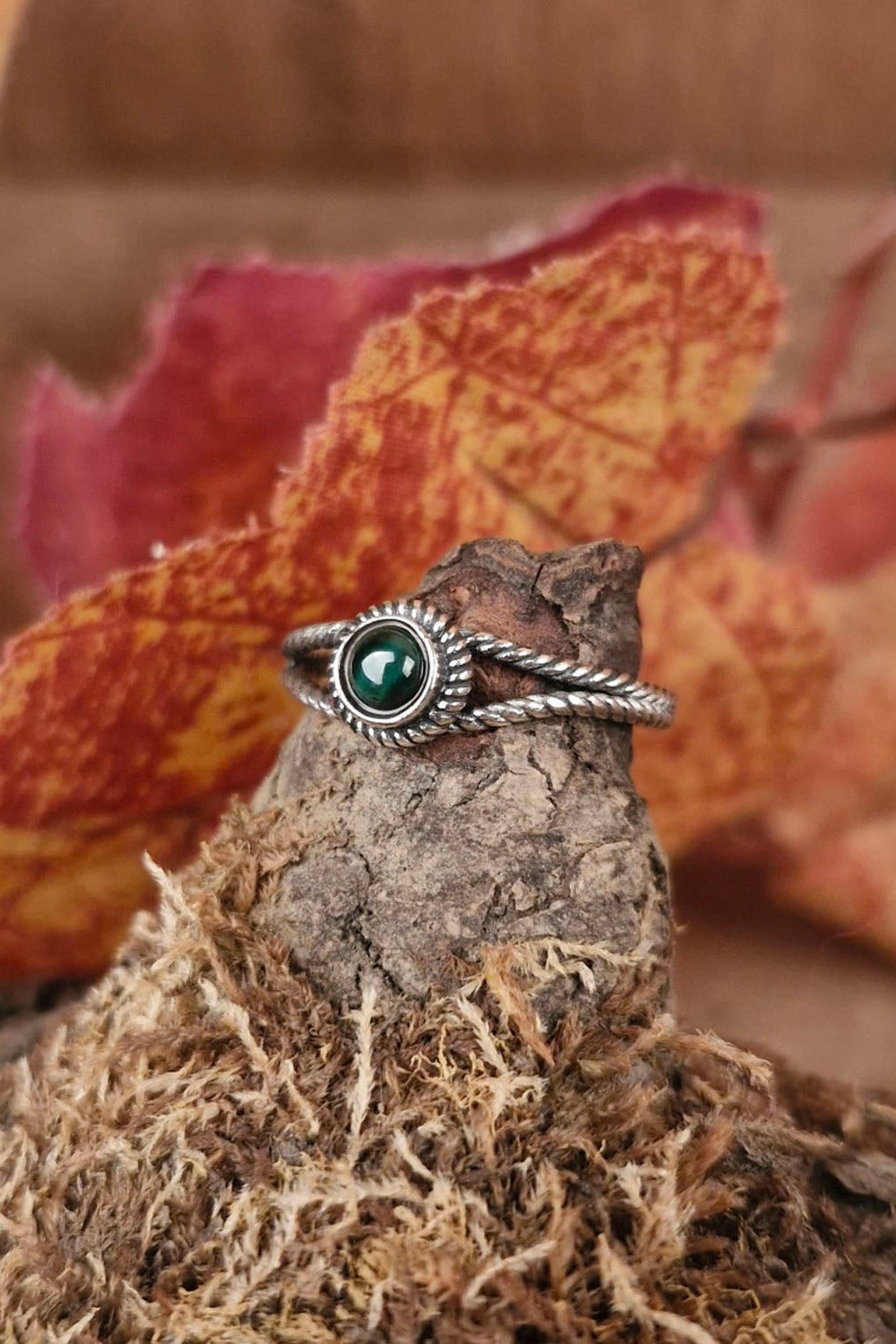 Silver twisted ring with stone